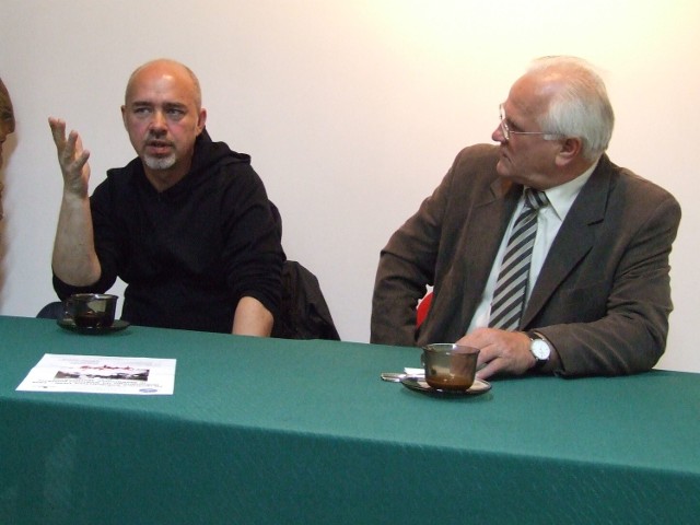 W ramach Loży Oszczerców, z publicystami Piotrem Cywińskim  (z prawej) i Piotrem Kobalczykiem, będzie można podyskutować m.in. o bieżącej sytuacji społeczno-politycznej.