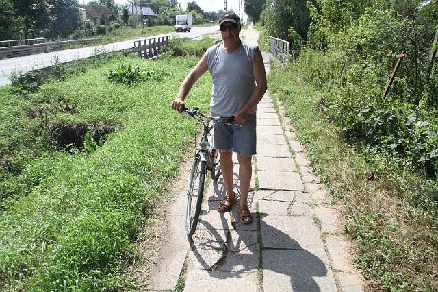 Pan Edmund często jeździ trasą od Kleosina w kierunku Księżyna. W okolicy Horodnian ścieżka rowerowa jest w opłakanym stanie. - Miejscami trudno tędy przejechać - mówi.