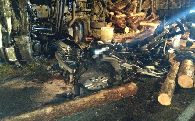W wyniku zderzenia śmierć poniósł 40-letni kierowca mercedesa. Kierowca samochodu ciężarowego 21-letni mieszkaniec powiatu brodnickiego, był trzeźwy i nie odniósł poważnych obrażeń.