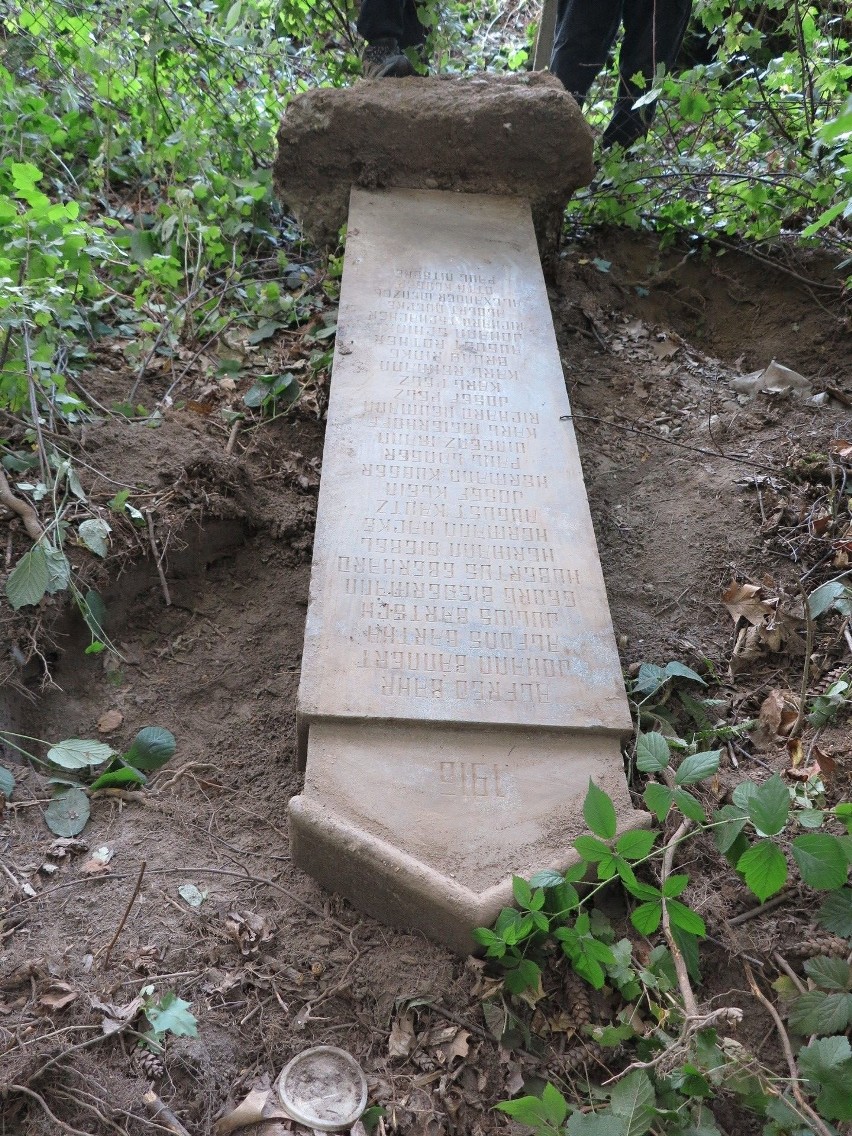 Szukali w Paczkowie wojennych grobów. Znaleźli poniemiecki pomnik