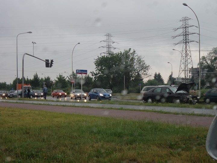 Wypadek na skrzyżowaniu ul. Sikorskiego z Armii Krajowej w Rzeszowie. Dwie osoby ranne