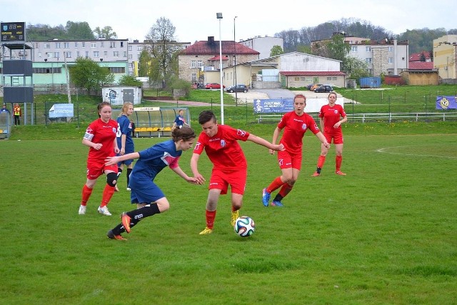 W meczu ze Stalą Kunów futbolistki Victorii Pińczów (w czerwonych strojach) pokazały charakter. Pokonały rywalki 2:1, a zwycięskiego gola strzeliły grając w osłabieniu.