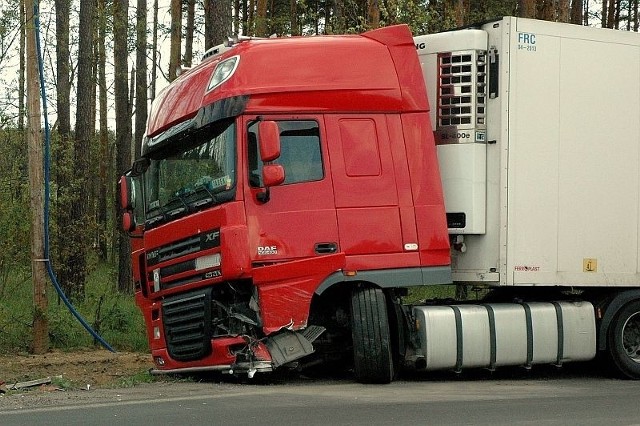 Kierowcy ciężarówki nic się nie stało.