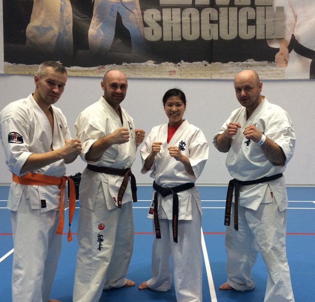 Szydłowieccy karatecy, od lewej: Tomasz Żuchowski, Zbigniew Kozłowski i Mariusz Szymkiewicz (pierwszy z prawej) z mistrzynią świata Emi Shoguci.