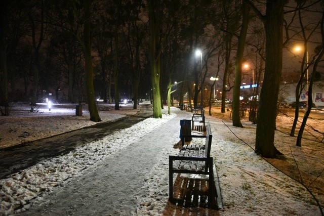 Toruń: Park Glazja znów oświetlony! Są latarnie, są ludzie w parku. Obejrzycie zdjęcia!