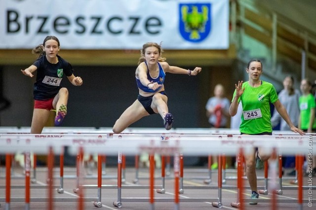 Ponad 370 zawodników wystartowało w Brzeszczach w halowych mistrzostwach Małopolski młodych lekkoatletów