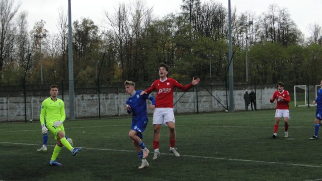 Wiktor Benedyktowicz z Wisły Kraków znalazł się w idealnej sytuacji do zdobycia gola w meczu z Lechem Poznań w CLJ U-19