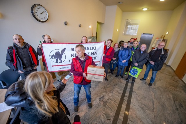 Pusta świąteczna paczka – taki prezent od przedstawicieli Inicjatywy Pracowniczej otrzymali w czwartek po południu poznańscy radni.