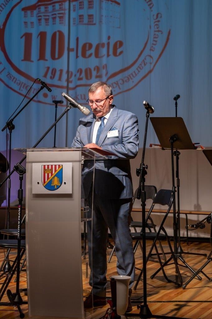 110 lat Liceum Ogólnokształcącego imienia Stefana Czarnieckiego w Nisku ze wspomnieniami i kolacją przy muzyce. Zobacz zdjęcia