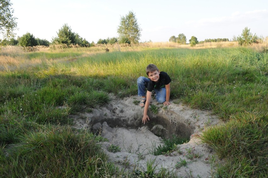 Takie dziury straszą na polach pod Leszkowicami. Mieszkańcy...