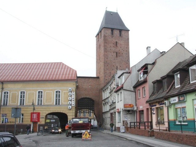 Brama Krakowska to zespół baszty i murów obronnych.