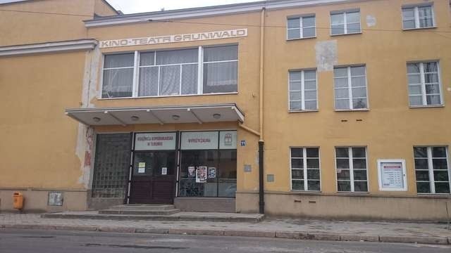 Kino Grunwald zostało zamknięte na początku tej dekady. Dzięki tymczasowej wypożyczalni książek, budynek przy Warszawskiej jeszcze do końca kwietnia będzie służył kulturze