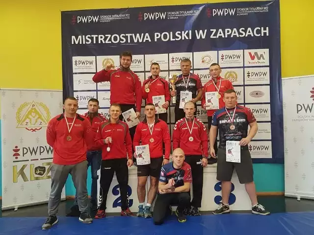 Zapaśnicy Olimpijczyka Radom podczas mistrzostw Polski młodzieżowców w Poznaniu zdobyli aż dziewięć medali.