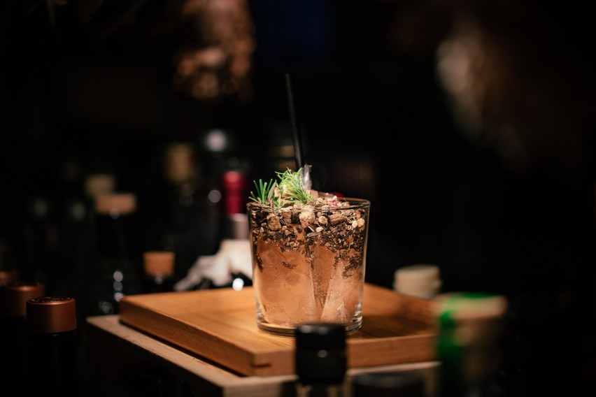 Poznaj 10 sprawdzonych przepisów na popularne drinki.