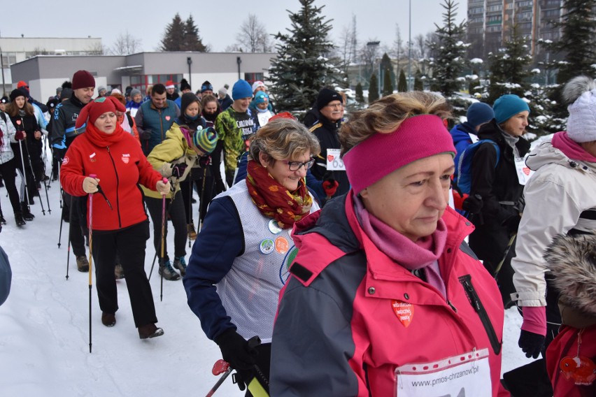 WOŚP 2019. Dzieci, dorośli i seniorzy spacerowali z kijkami, by wesprzeć zbiórkę WOŚP [ZDJĘCIA]