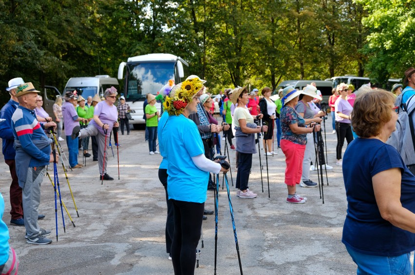 Świętokrzyscy seniorzy na rajdzie nordic walking w gminie Zagnańsk. Ależ była atmosfera, o dobrą zabawę zadbał... didżej. Zobaczcie zdjęcia