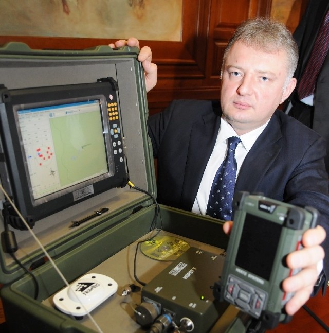 Prezes Trzaskowski prezentuje produkowane przez Hertz Systems urządzenia wojskowe: GPS dla pojazdów wojskowych oraz indywidualny dla żołnierzy.