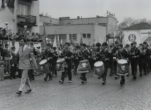 Orkiestrą Dętą dyrygował przez wiele lat Jerzy Bywalec (na zdjęciu na czele orkiestry). To właśnie za jego czasów zespół przeżywał okres swojej świetności.