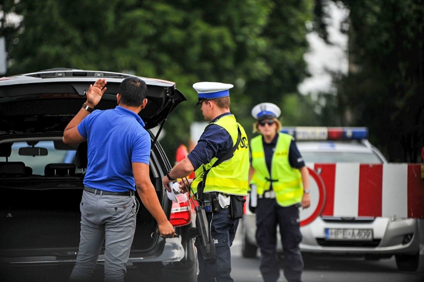 Policjanci dbają o bezpieczeństwo osób, które przyjechały na...