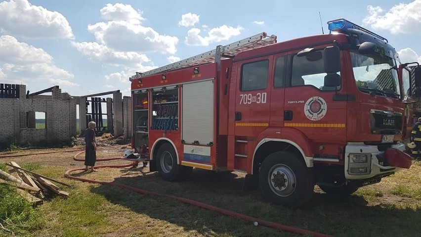 Pożar drewniano-murowanej stodoły w Bartodziejach, w gminie Tczów. Ogień gasiło sześć zastępów straży pożarnej
