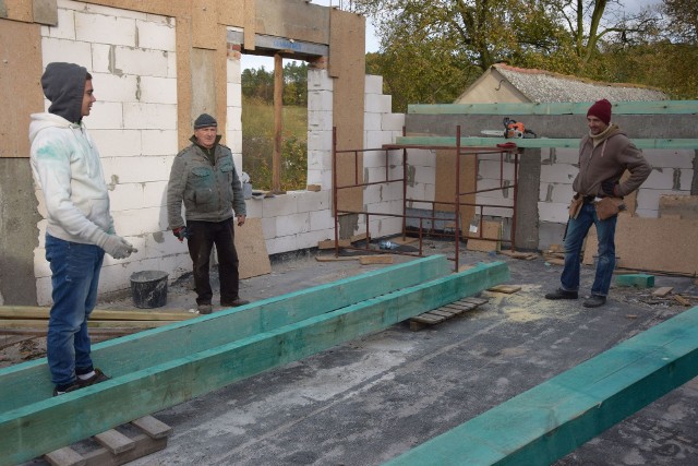 Rozbudowa szkoły w Węgrowie. Nadbudowywane jest piętro gdzie będą dwie klasy i wymieniana jest dachówka.