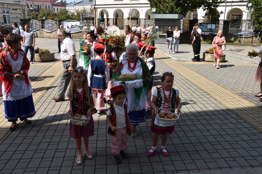 Gorlice. W Święto Wniebowzięcia Najświętszej Maryi Panny, dożynkowy wieniec do bazyliki przywiozły gospodynie ze Stróżówki ZDJĘCIA