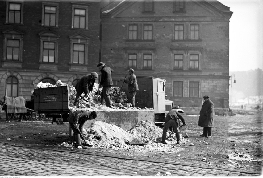 Marzec 1929 roku - zrzucanie śniegu z ciężarówki do włazu...