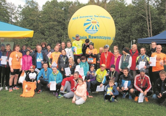 Pamiątkowe zdjecie uczestników trzeciej edycji biegów MOSiRGutwinRun 2015.