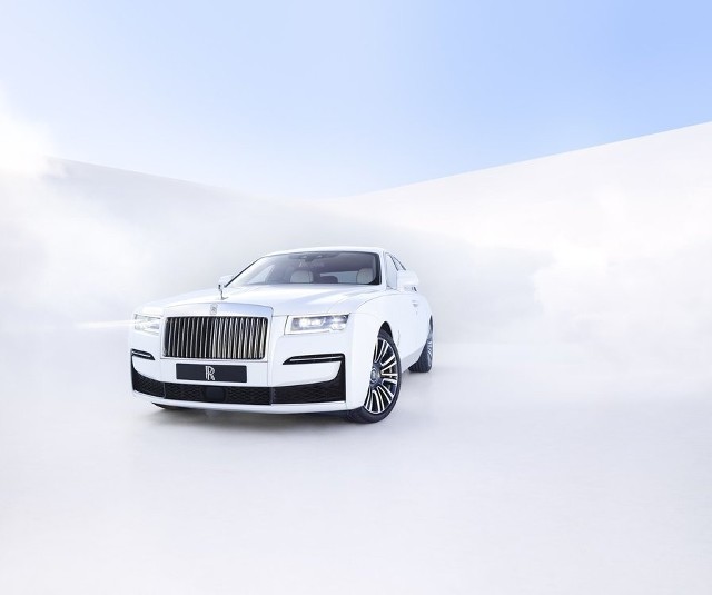 Rolls-Royce Ghost Za napęd odpowiada podwójnie doładowany silnik V12 o pojemności aż 6,75 litra, który generuje 571 KM. Dzięki temu nowy Ghost ważący ok. 2,5 tony rozpędza się do pierwszej setki w 4,8 sek. Prędkość maksymalna to 250 km/h.Fot. Rolls-Royce