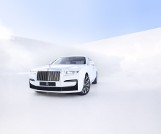 Rolls-Royce Ghost II. Mocny silnik V12 i... podświetlany grill 
