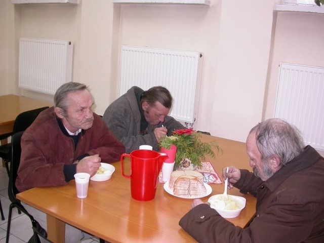 Wczoraj na obiad było jajko z ziemniakami i sosem chrzanowym. Pawłowi Bachurskiemu (pierwszy z lewej) smakowało. Jego kolegom Rudolfowi (z tyłu) i Stanisławowi też.