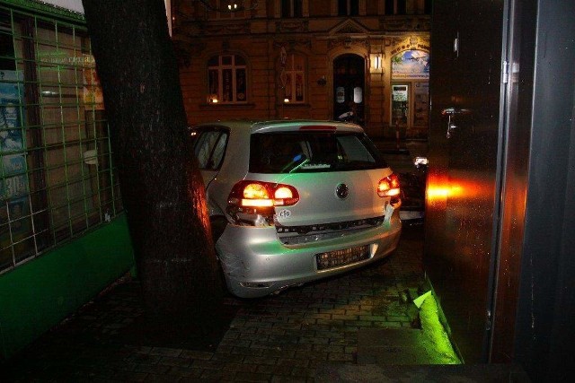 We wtorek po godzinie 22.00 na skrzyżowaniu ulic Kołłątaja i 1 Maja doszło do wypadku. 22-letni kierowca volkswagena golfa wymusił pierwszeństwo na samochodzie audi. Golf znalazł się na chodniku i uderzył w kiosk ruchu.  Pasażerka volkswagena została ranna i trafiła do szpitala.