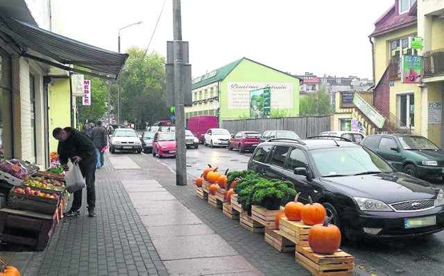 Kierowcy, którzy parkują po stronie warzywniaka, łamią znak zakazu zatrzymywania się i narażają na 100-złotowy mandat i punkt karny. Po drugiej stronie ulicy można zostawić samochód