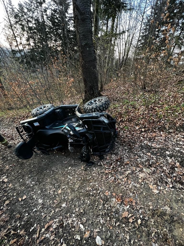 Wypadek quada nad Jeziorem Rożnowskim. Strażacy ratowali przygniecionego mężczyznę