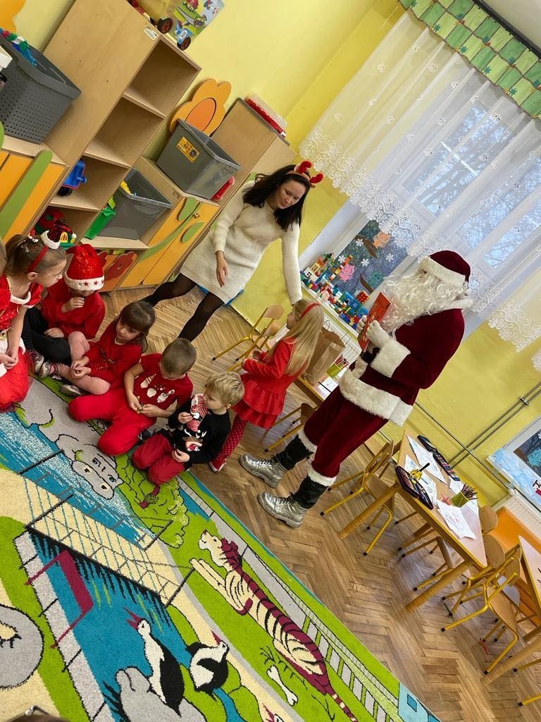 Przedszkolaki w Dzierążni odwiedził święty Mikołaj....