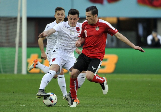 Taulant Xhaka (z lewej) w sobotę na Euro zmierzy się ze swoim bratem Granitem, grającym w reprezentacji Szwajcarii
