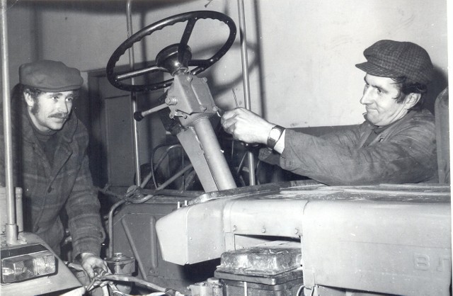 POM Sokółka. Od lewej: rolnik Stanisław Szyszko i mechanik gwarancyjny Jan Giełda w czasie naprawy radzieckiego ciągnika.