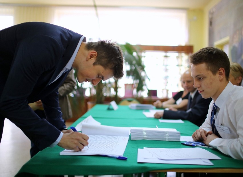 Michał Bąkiewicz głosował w Piotrkowie i rozdawał autografy członkom komisji [ZDJĘCIA]