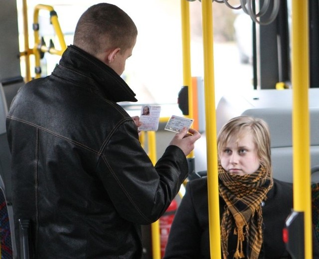 Kontrola biletów w autobusie MZK.