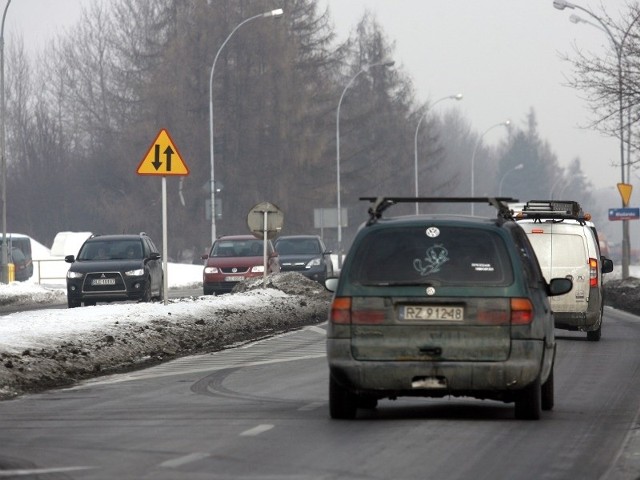 Na wysokości ul. Borowej Lubelska zwęża się teraz to dwóch pasów ruchu. Po przebudowie będzie miała ich cztery, po dwa w obu kierunkach.