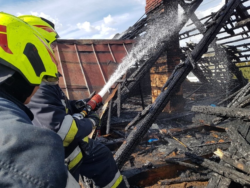 Augustów: Strażacy walczyli z pożarem domu jednorodzinnego na ulicy Rajgrodzkiej. Nie udało uratować się mieszkania (zdjęcia)