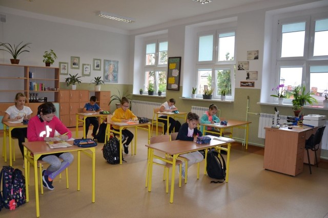 Mała liczba uczniów w klasach pozwala na zachowanie odległości w czasie pandemii w szkole w Bebelnie.