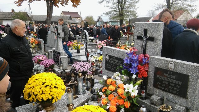 Mieszkańcy zgromadzeni na mszy świętej na starym cmentarzu parafialnym w Kozłowie.