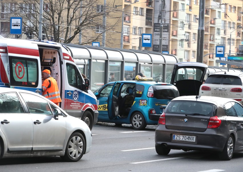 Trzy samochody osobowe zderzyły się na al. Niepodległości w Szczecinie [ZDJĘCIA]