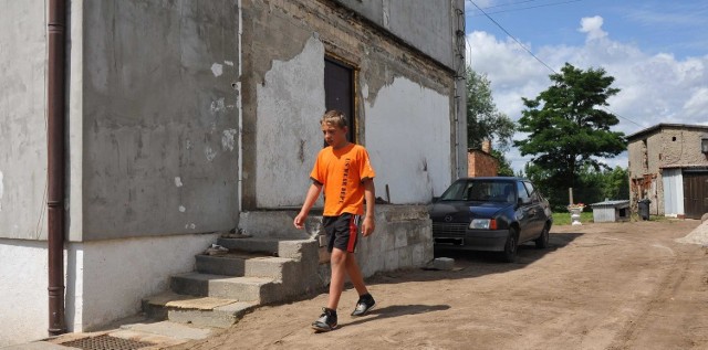 Po 30-letnim ganku został tylko ślad na elewacji domu pana Jerzego. Na zdjęciu: wnuk właściciela Artur Niedźwiedź.