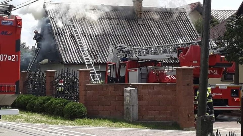 Pożar domu w Niedźwiedziu. Do akcji wezwano osiem zastępów straży [ZDJĘCIA]