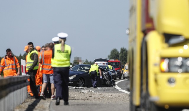 Do zdarzenia doszło na A4 w Terliczce k. Rzeszowa. Samochód ciężarowy, przewożący kombajn zbożowy, wskutek awarii opony zjechał na prawo i uderzył w stojącego na światłach awaryjnych mercedesa. Cztery osoby, które siedziały w osobówce, wyszły z wypadku bez obrażeń. Ranny został kierowca ciężarówki. Jego auto stoczyło się ze skarpy. Jeden pas autostrady jest zablokowany, utrudnienia mogą potrwać do godz. 14.