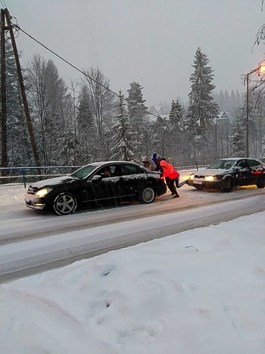 Śnieg na Podhalu. Fatalne warunki na drogach, tiry blokują przejazd, duże utrudnienia na zakopiance