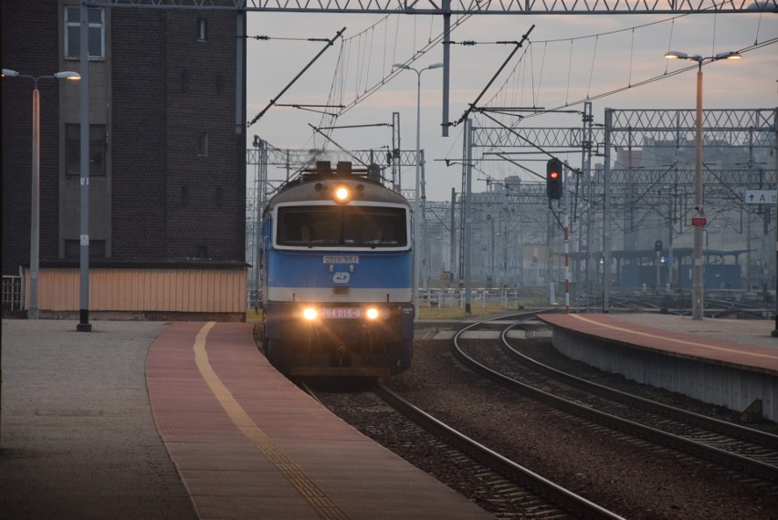 Pociąg TLK Sudety jeździ z Katowic do Jeleniej Góry...