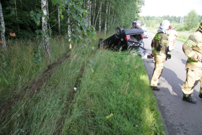 Żupawa. Mężczyzna zasnął za kierownicą, samochód dachował przy lesie (ZDJĘCIA)